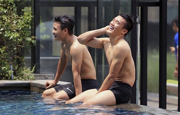 U23 Việt Nam thả dáng bên bể bơi trước ngày tranh HCĐ ASIAD 2018