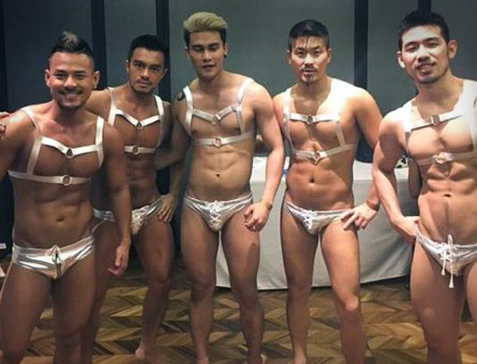 Trai nhảy rủ nhau tung tóe sữa trên sân khấu trai nhảy