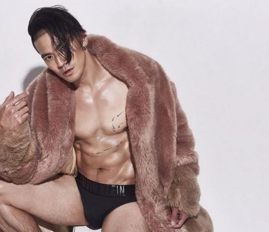 Chủ tịch giả làm model khoe quần sịp quyết liệt