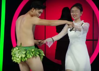 Trai đẹp mặc khố bị gái vạch lá bóp hàng