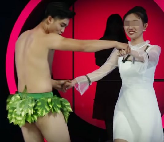 Trai đẹp mặc khố bị gái vạch lá bóp hàng