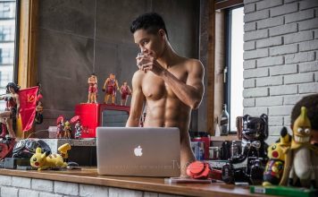 “Nổ mắt” vì trai đẹp nude trong siêu thị