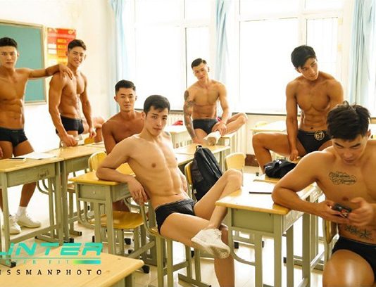 Phát hờn với bộ ảnh lớp học trai đẹp 6 múi của “trường người ta”