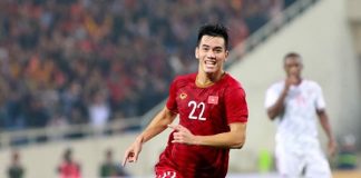 Những màn gợi cảm của Nguyễn Tiến Linh trên sân cỏ