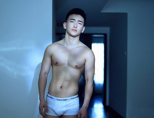 Trai đẹp Aguang đầy gợi cảm với nội y màu trắng