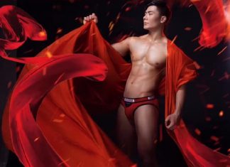 Trương Thái Học khoe cơ thể nam tính căng tràn