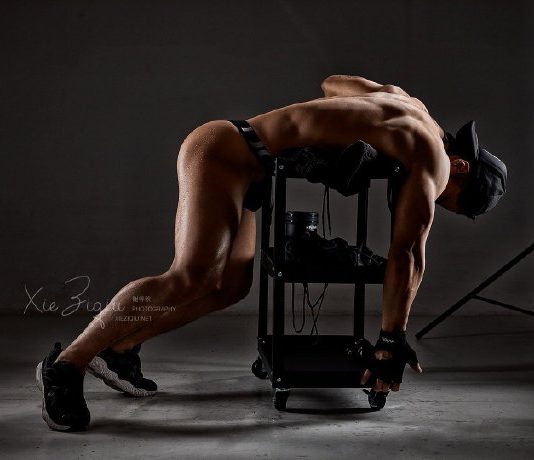 Trai đẹp “chảy nước” vì trời nóng