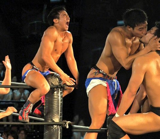 Hoảng hốt nhìn trai đẹp đánh nhau banh quần sịp