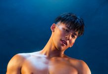 Trai đẹp sịp đen “đọ hàng” soái ca sịp trắng