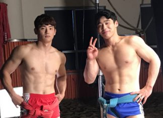 Ngắm 2 nam thần Hàn Quốc đấu vật mê mẩn