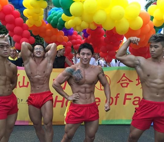 Trai đẹp bể bóng tơi bời