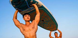 Trai gym hạnh phúc bên nhau bên bờ biển