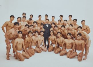 Trai Hàn mặc quần sịp đọ dáng khoe da thịt