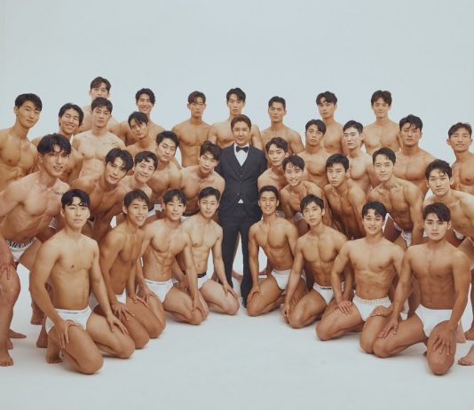 Trai Hàn mặc quần sịp đọ dáng khoe da thịt