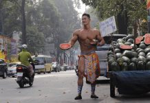 Xôn xao anh chàng 6 múi đóng khố bán dưa sexy