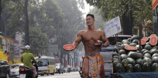 Xôn xao anh chàng 6 múi đóng khố bán dưa sexy