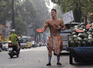 Xôn xao anh chàng 6 múi đóng khố bán dưa sexy