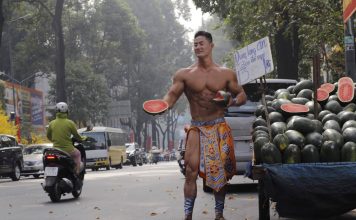 Xôn xao anh chàng 6 múi đóng khố bán dưa sexy