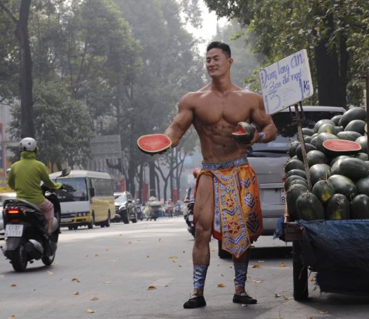 Xôn xao anh chàng 6 múi đóng khố bán dưa sexy