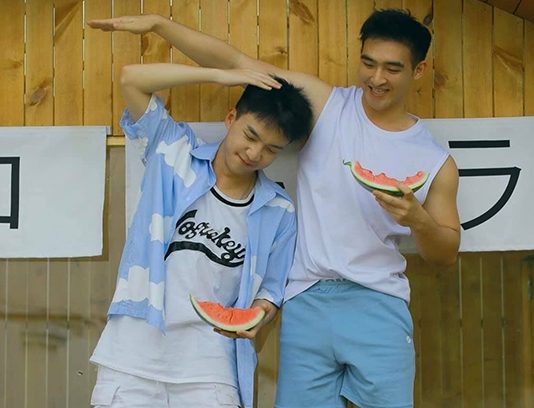 Vẻ nên thơ qua bộ ảnh của cặp đôi trai đẹp cùng dưa hấu