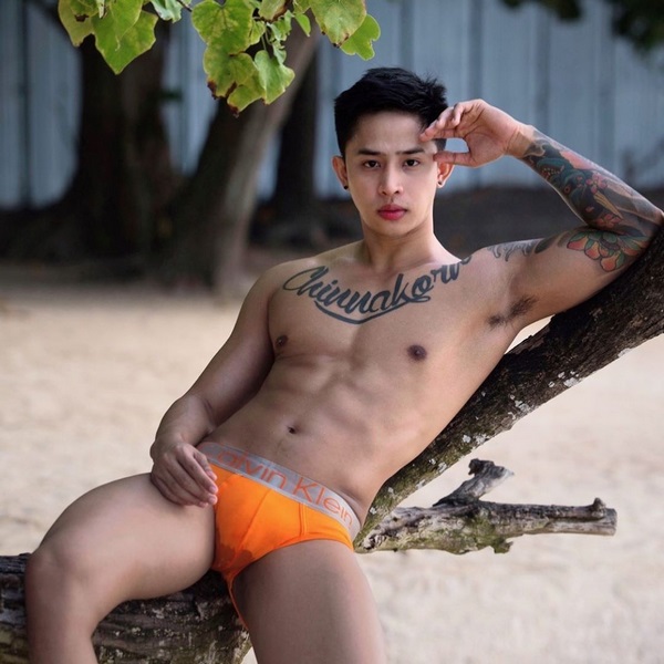 Bank Chinakorn ? Hot boy xăm trổ mặt trẻ trâu nổi tiếng Thái Lan
