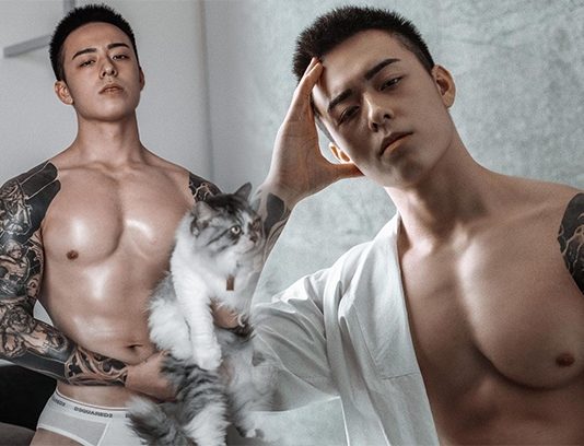 Hot boy Singapore bất ngờ nổi tiếng khi đăng bán hình ảnh nhạy cảm
