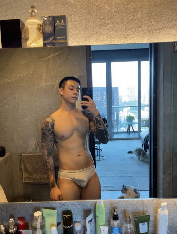 Hot boy Singapore bất ngờ nổi tiếng khi đăng bán hình ảnh nhạy cảm