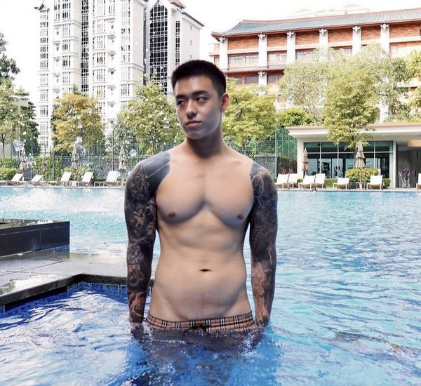 Hot boy Singapore bất ngờ nổi tiếng khi đăng bán hình ảnh nhạy cảm