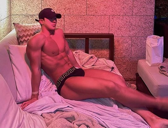 Trai đẹp bối rối khi lọt vào “mắt xanh” của trai xấu