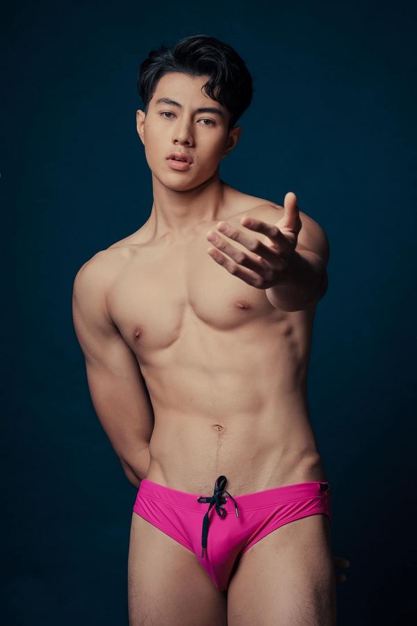Loạt ảnh body 6 múi của Nam vương 19 tuổi người Thái Lan