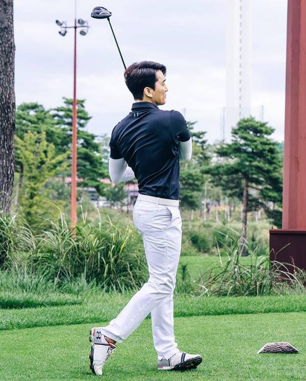 Không thể rời mắt với loạt ảnh trai đẹp chơi golf