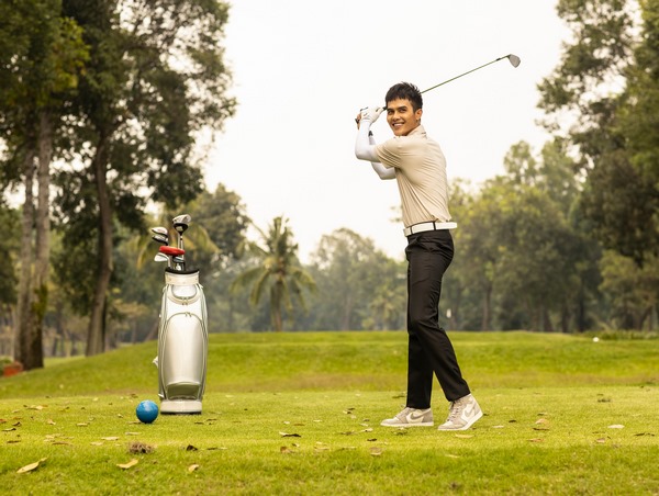 Không thể rời mắt với loạt ảnh trai đẹp chơi golf