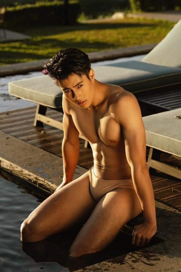 Loạt ảnh body 6 múi của Nam vương 19 tuổi người Thái Lan