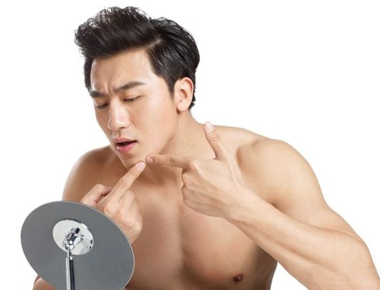 Nam giới ‘phát triển mụn’ bằng 7 thói quen sai lầm sau