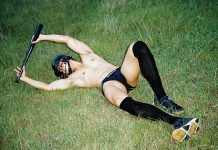 Trai đẹp chơi bóng chày làm văng áo quần tứ tung