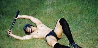 Trai đẹp chơi bóng chày làm văng áo quần tứ tung