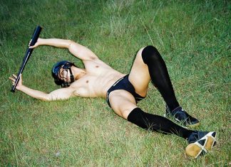 Trai đẹp chơi bóng chày làm văng áo quần tứ tung