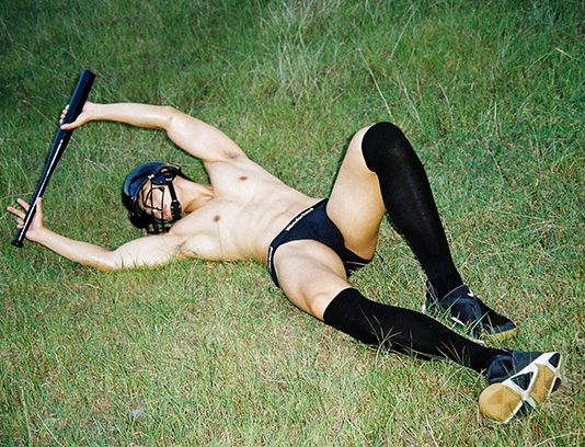 Trai đẹp chơi bóng chày làm văng áo quần tứ tung