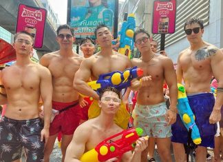 Trai đẹp tấp nập khoe “hàng” dịp Tết té nước Songkran 2023